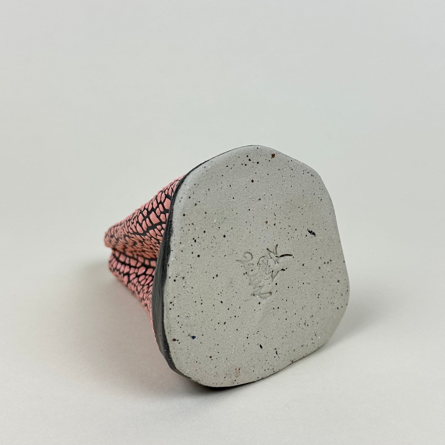 Navy and pink volcano vase (S) by Astrid Öhman