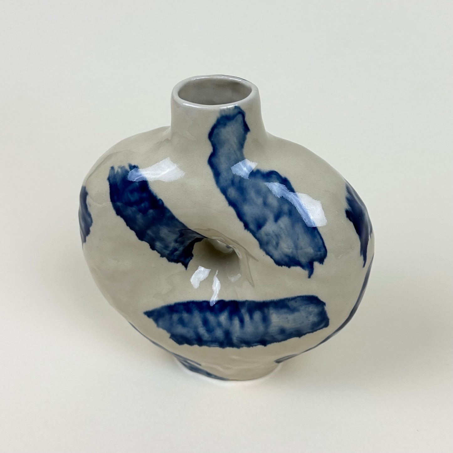 White and blue circular stoneware vase by Malwina Kleparska