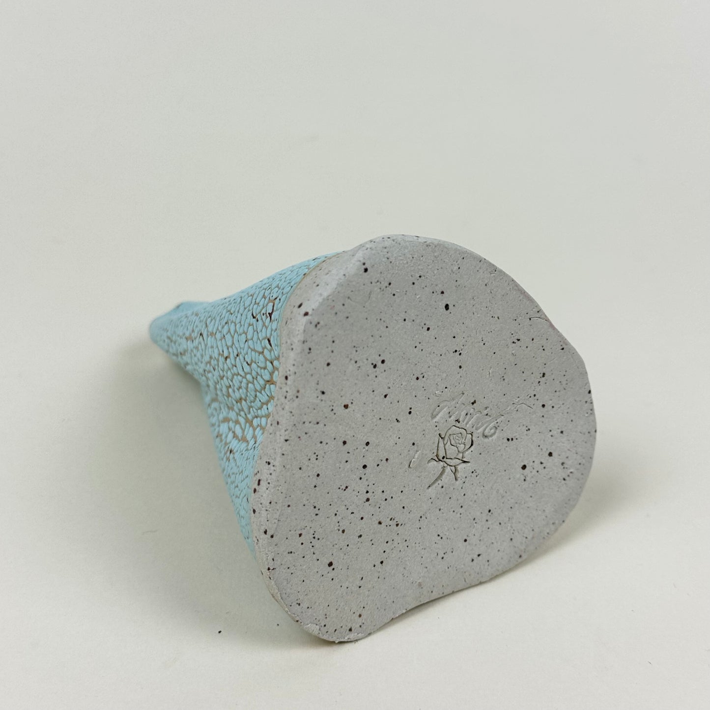 Navy and pink volcano vase (L) by Astrid Öhman