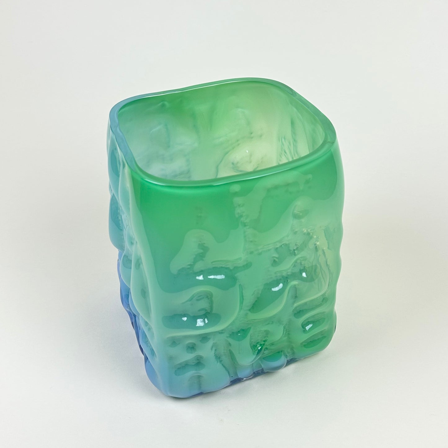 Green/blue vase "AADÄÄRE" by Studio Reiser