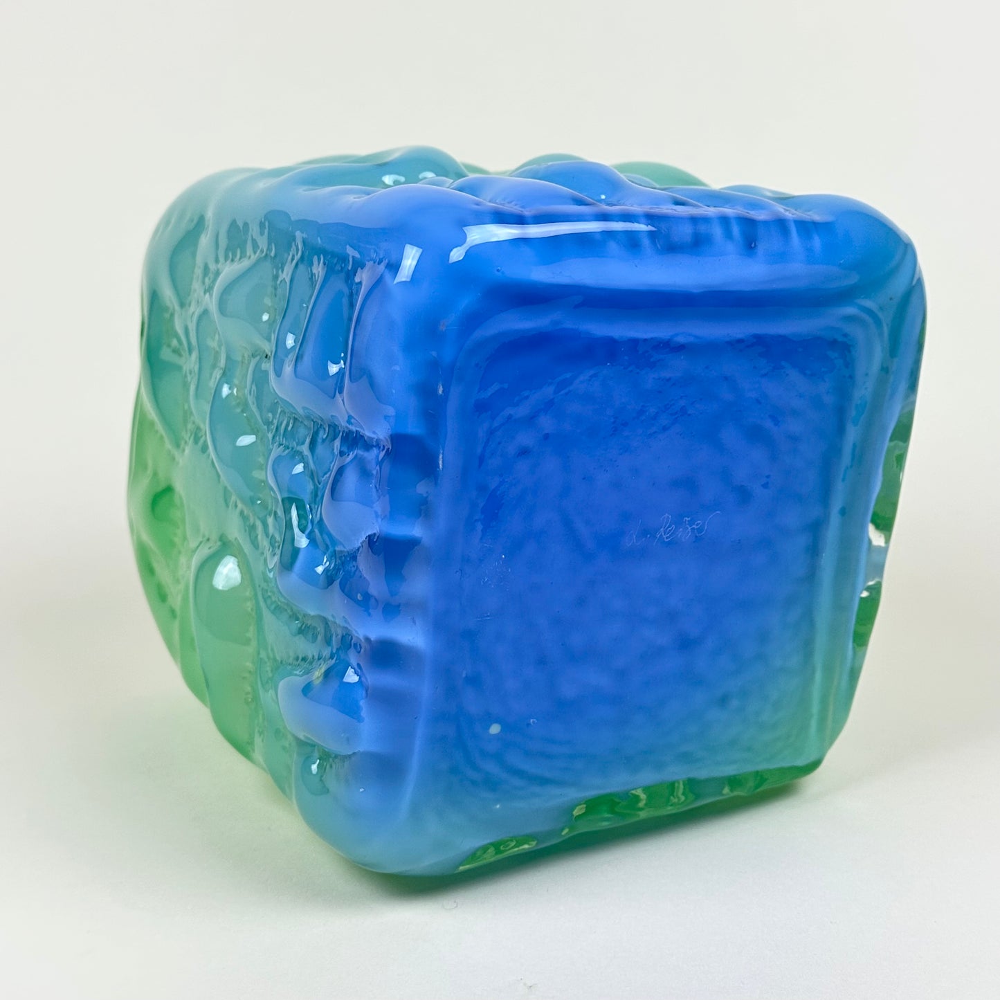 Green/blue vase "AADÄÄRE" by Studio Reiser
