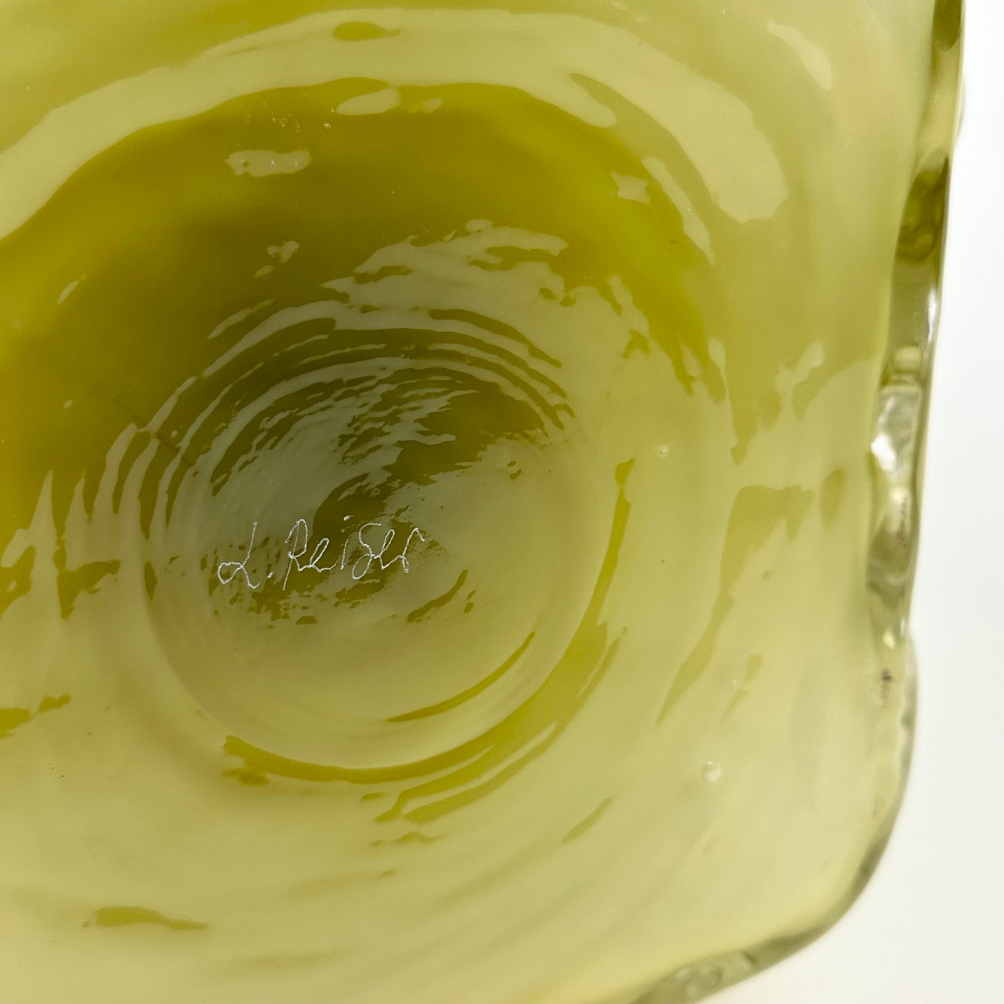 Olive vase "AADÄÄRE" by Studio Reiser