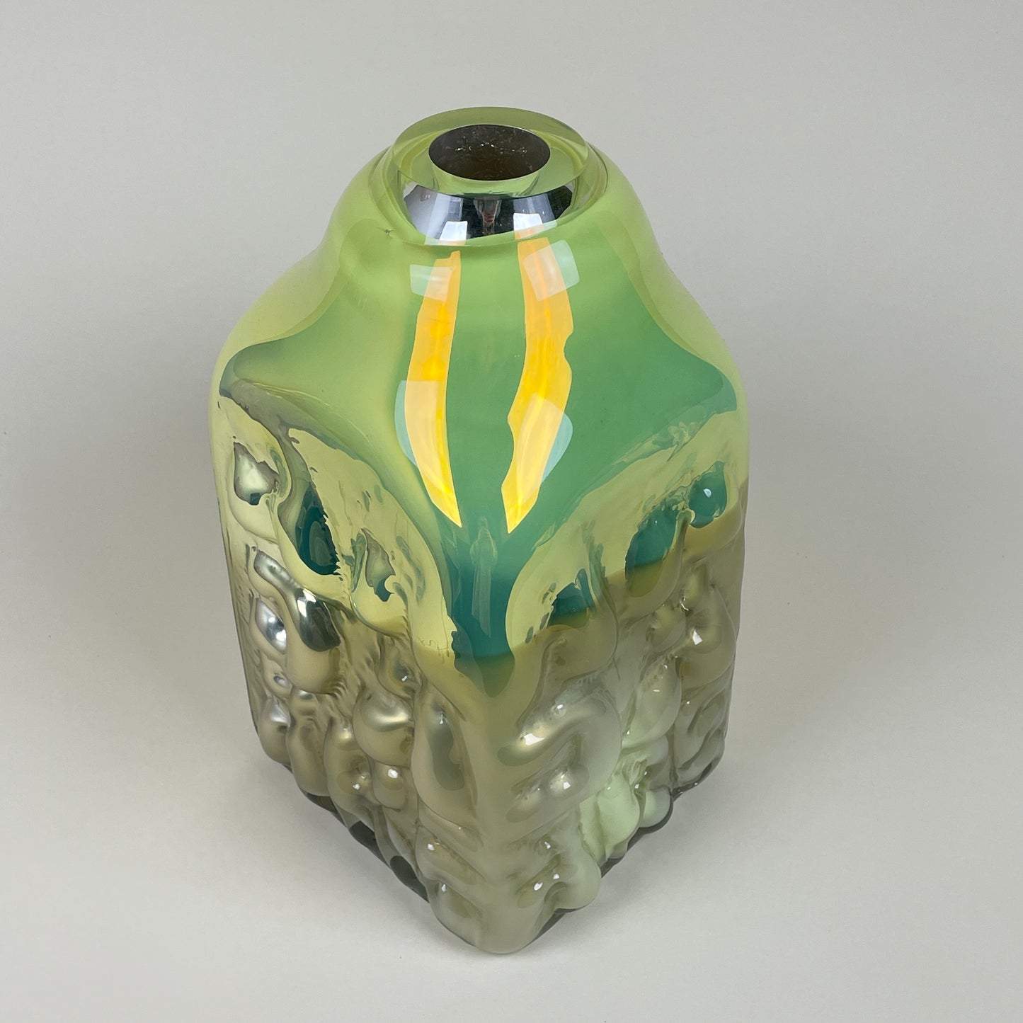 Yellow/sand silver vase "AADÄÄRE" by Studio Reiser