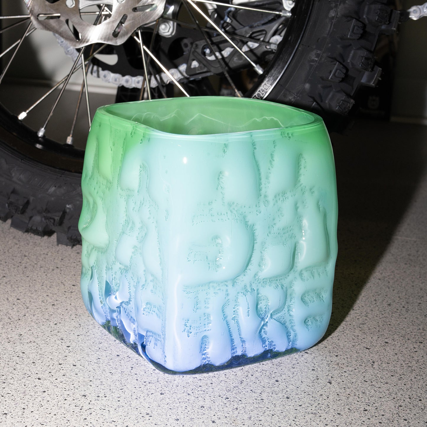 Green/blue vase "AADÄÄRE" by Studio Reiser