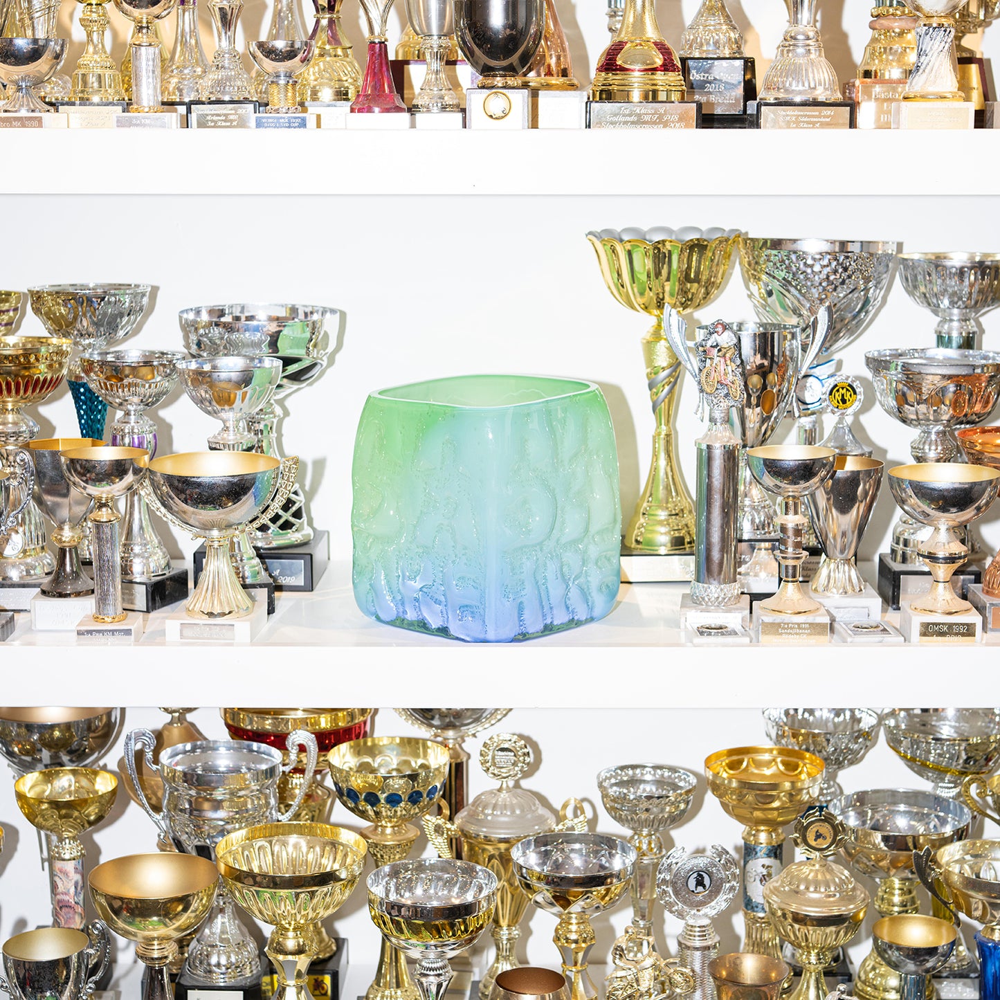 Green/blue vase "AADÄÄRE" by Studio Reiser
