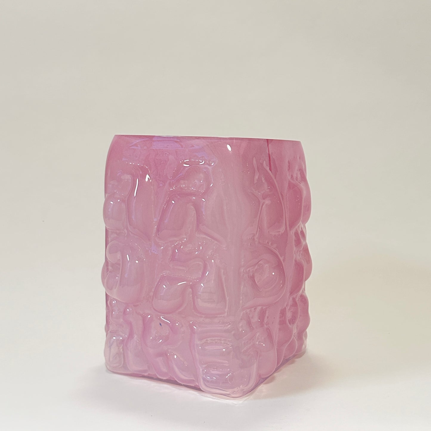 Pink vase "AADÄÄRE" by Studio Reiser