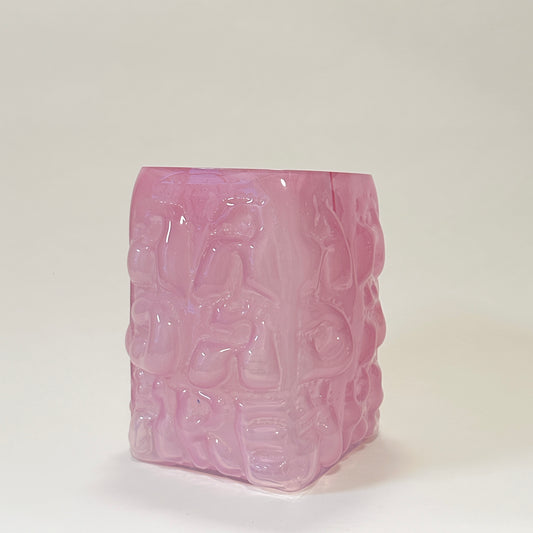 Pink vase "AADÄÄRE" by Studio Reiser