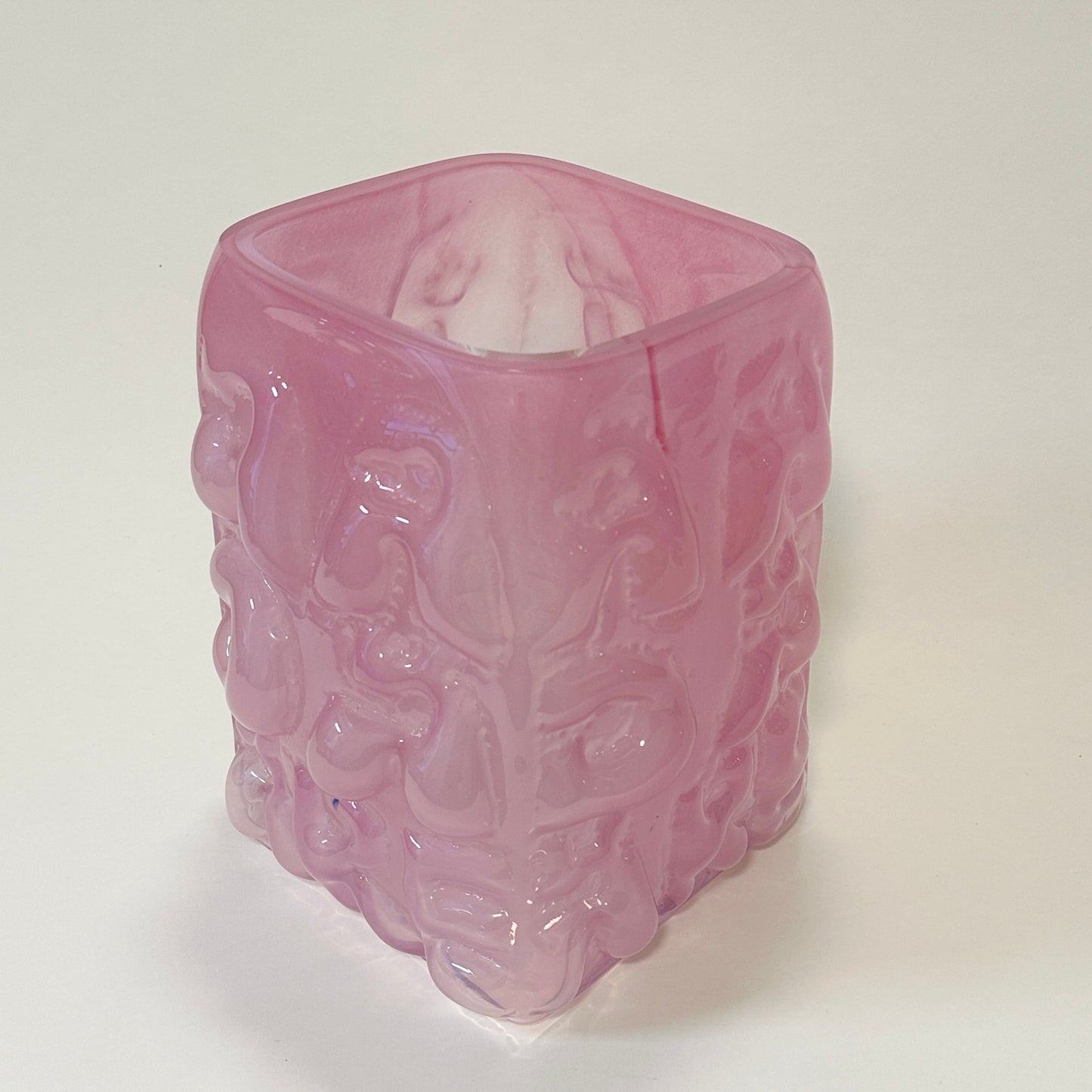 Pink vase "AADÄÄRE" by Studio Reiser