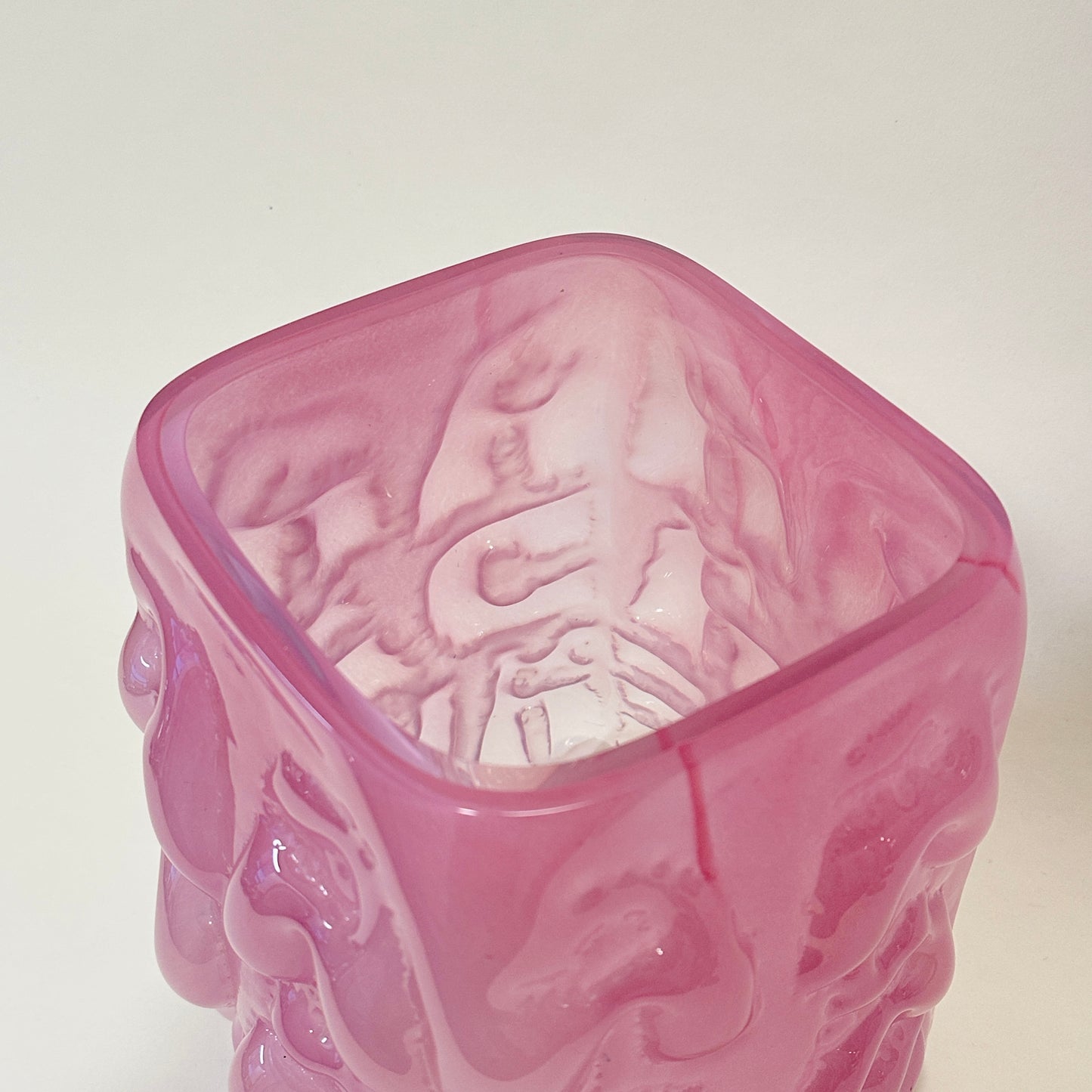 Pink vase "AADÄÄRE" by Studio Reiser
