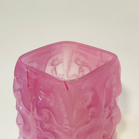 Pink vase "AADÄÄRE" by Studio Reiser