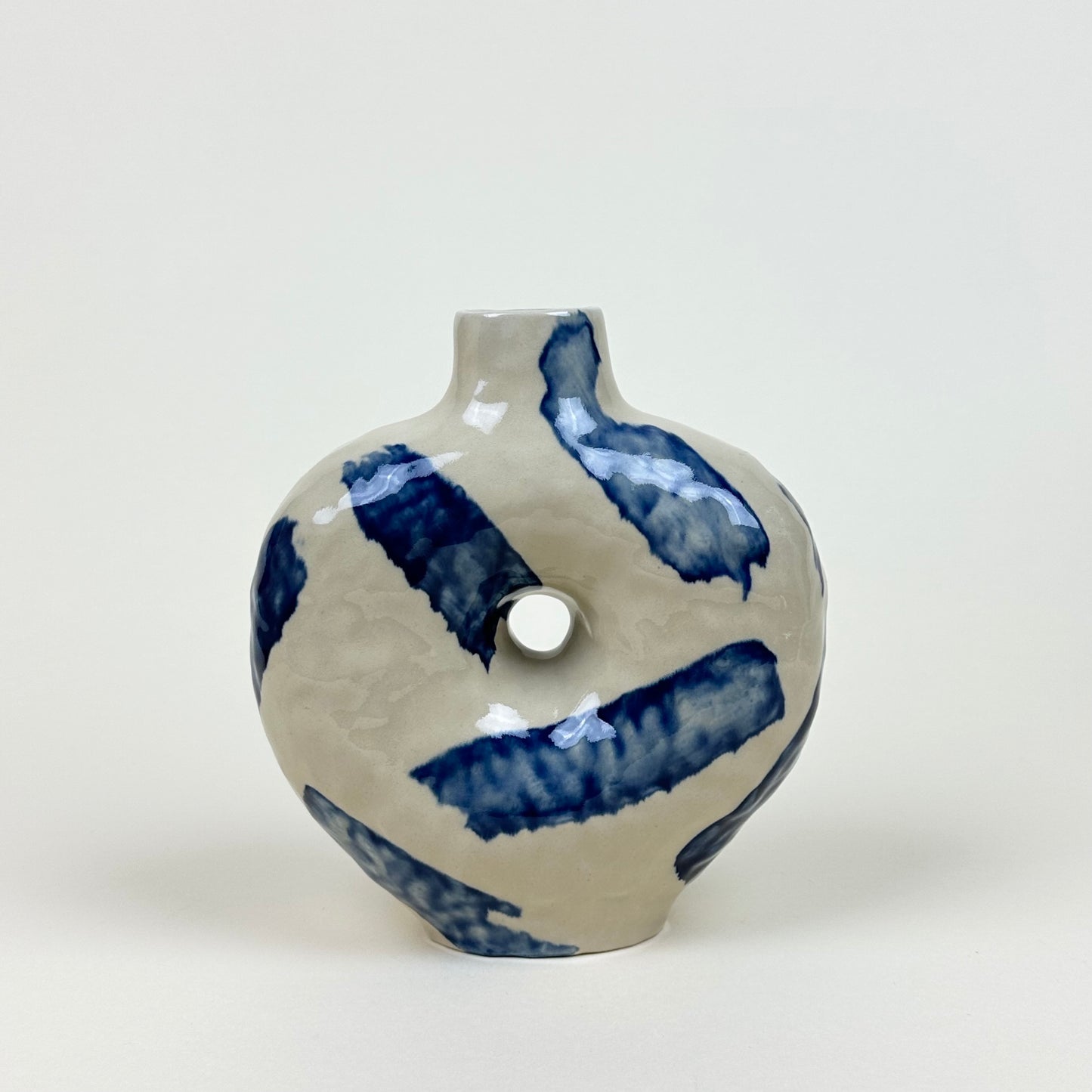 White and blue circular stoneware vase by Malwina Kleparska