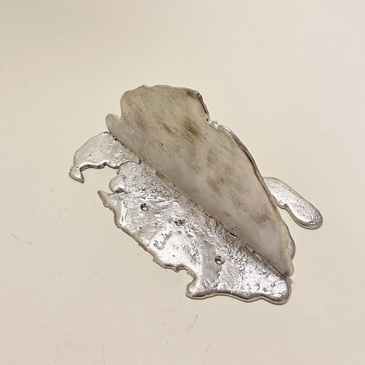 Tin shelf (2) by Alfred Sahlén