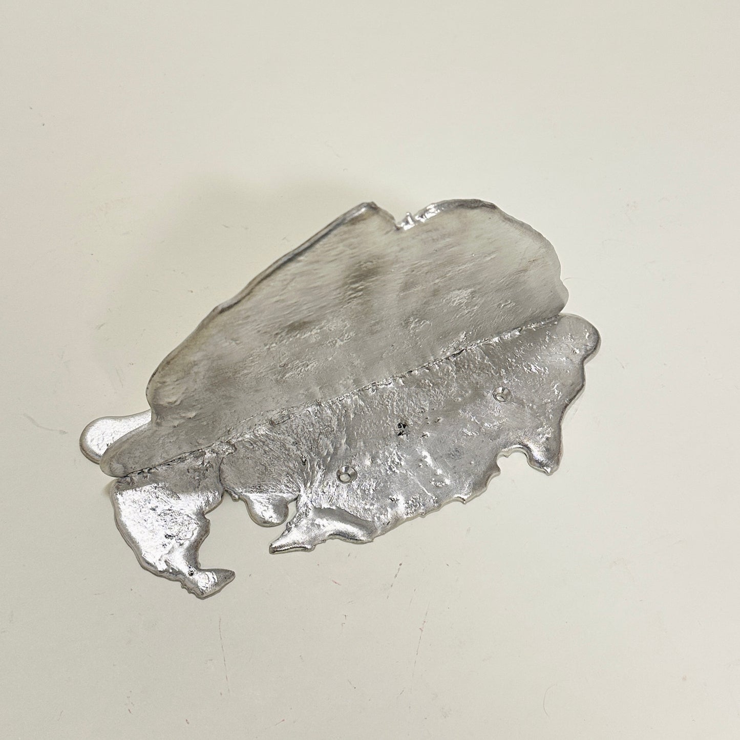 Tin shelf (2) by Alfred Sahlén