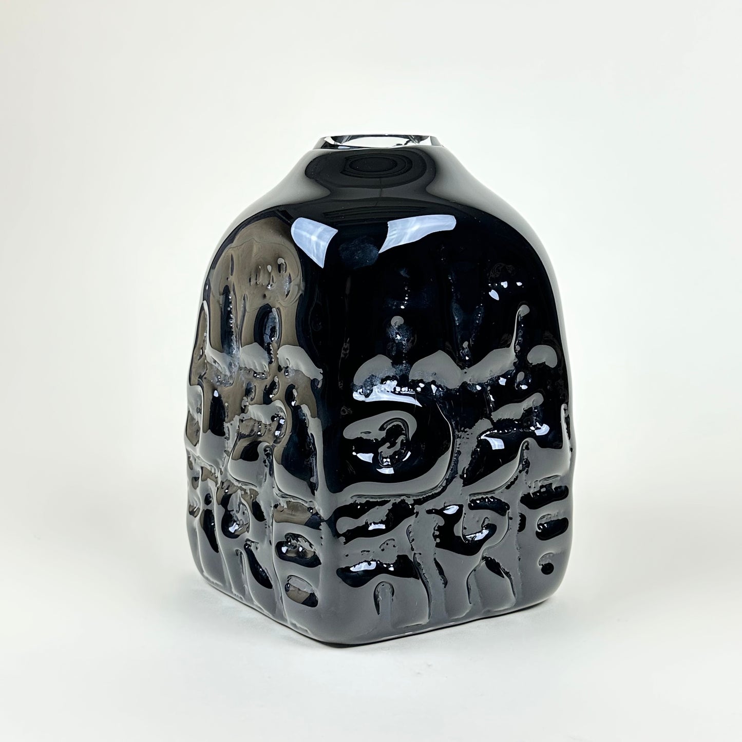 Black "AADÄÄRE" vase by Studio Reiser