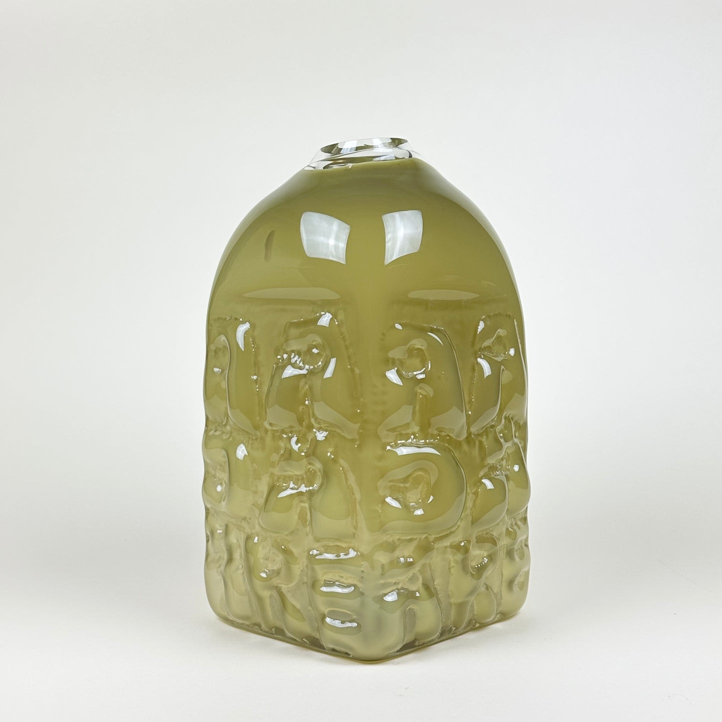 Olive vase "AADÄÄRE" by Studio Reiser