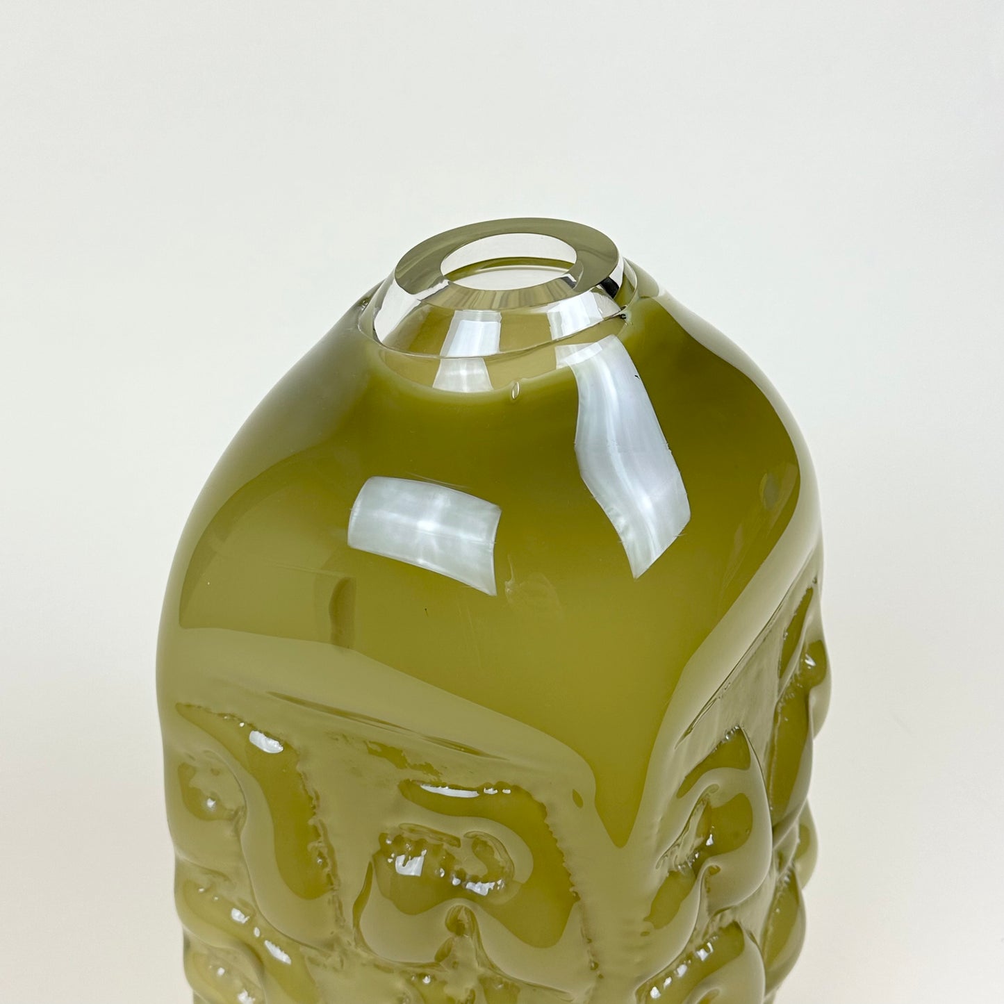 Olive vase "AADÄÄRE" by Studio Reiser