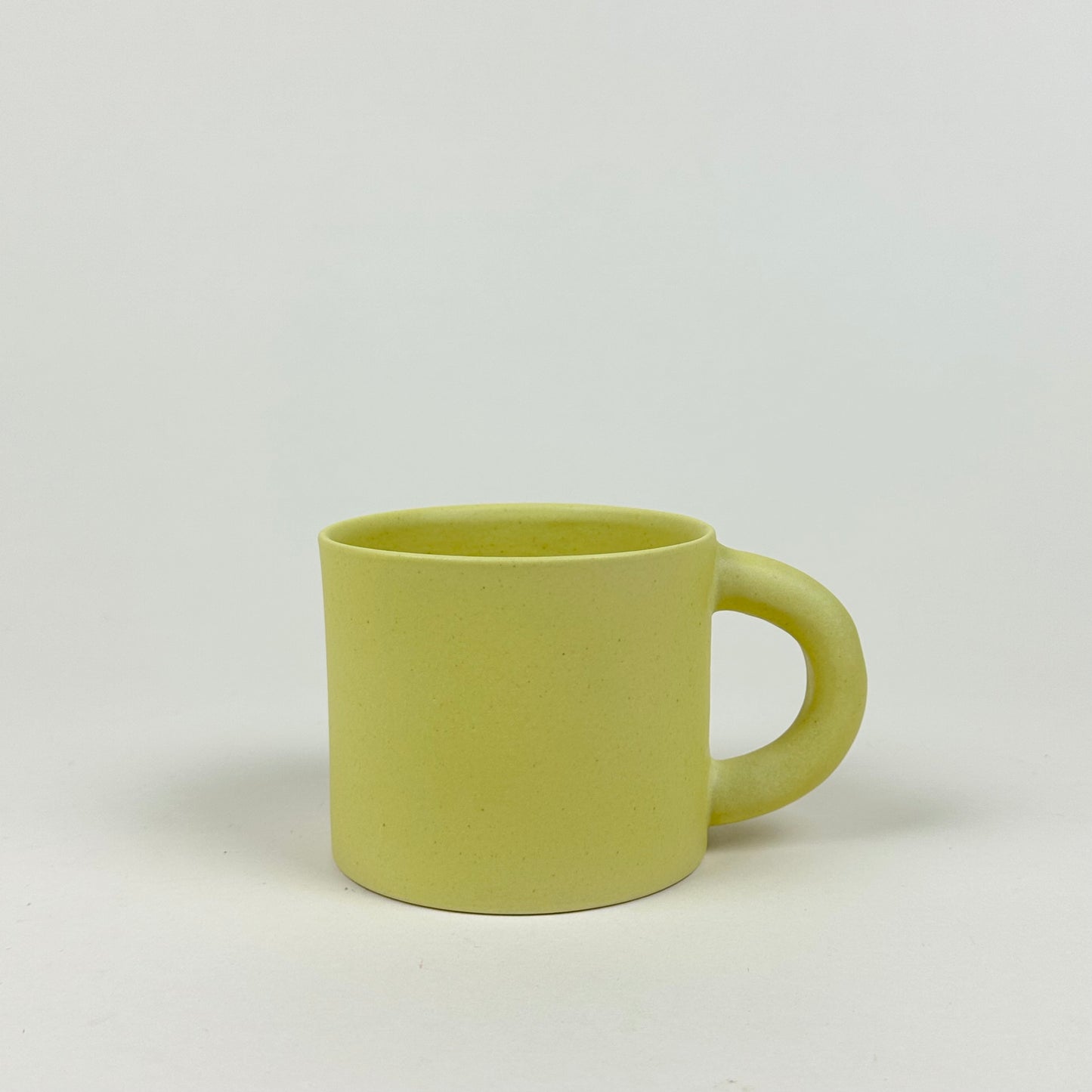 Light yellow coffee mug in stoneware by Sara Söderberg
