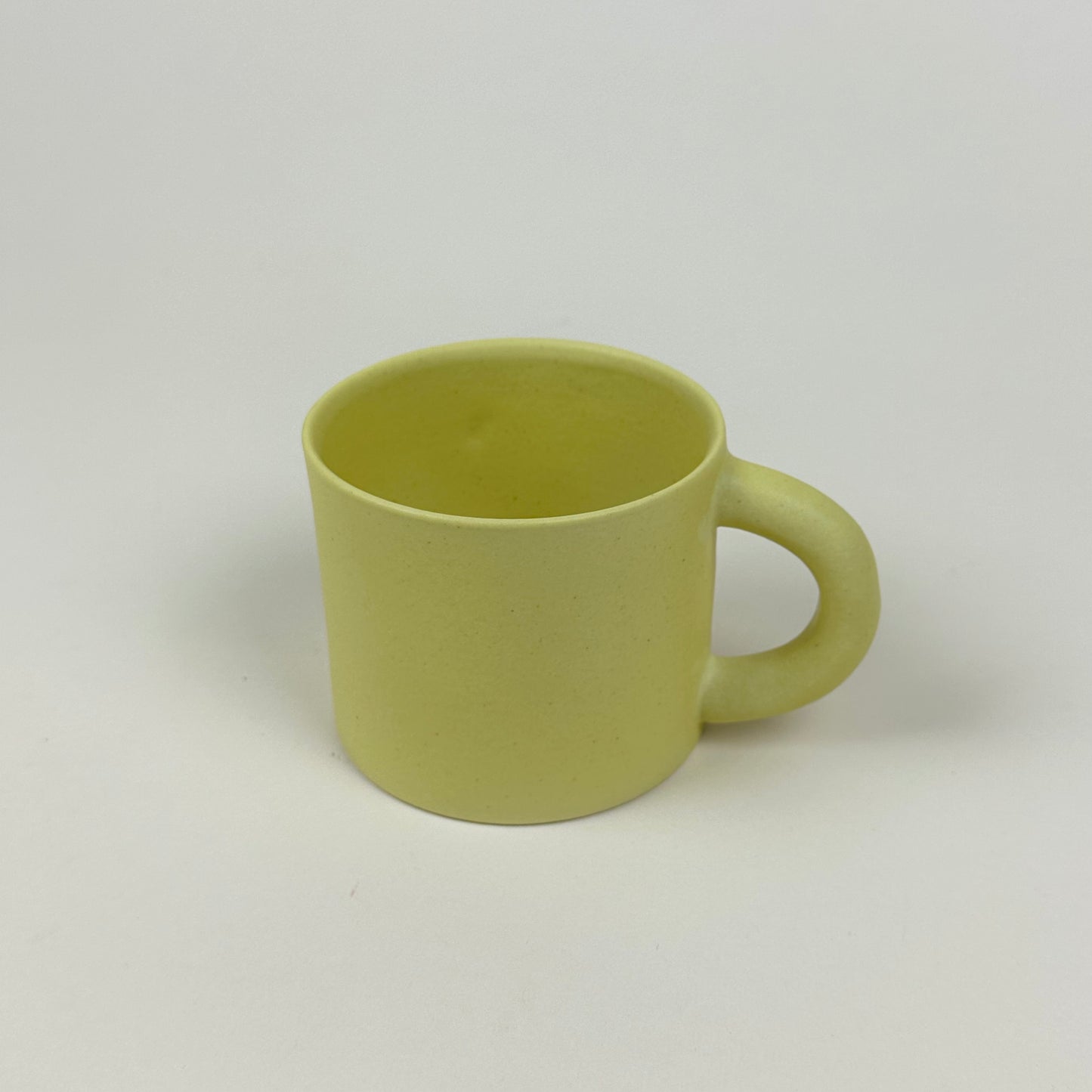 Light yellow coffee mug in stoneware by Sara Söderberg