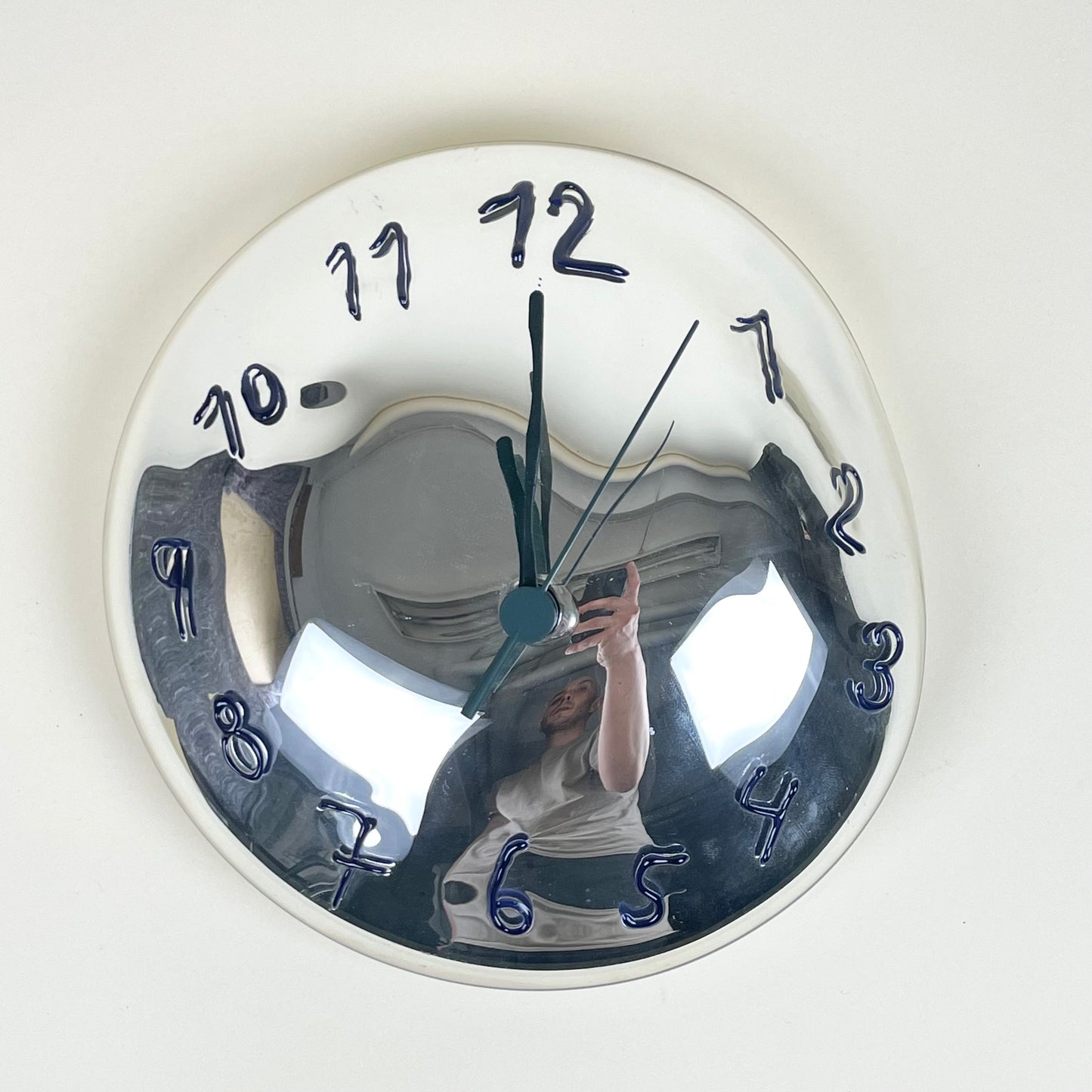 Glass wall clock by Silje Lindrup (silver/dark blue)