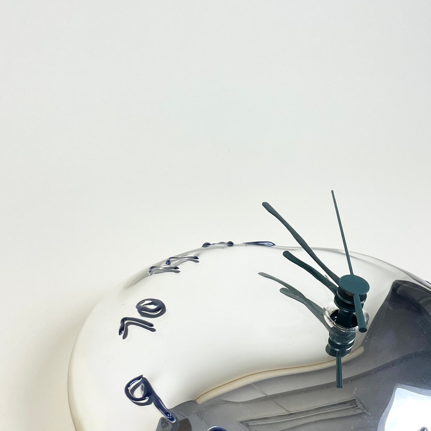 Glass wall clock by Silje Lindrup (silver/dark blue)