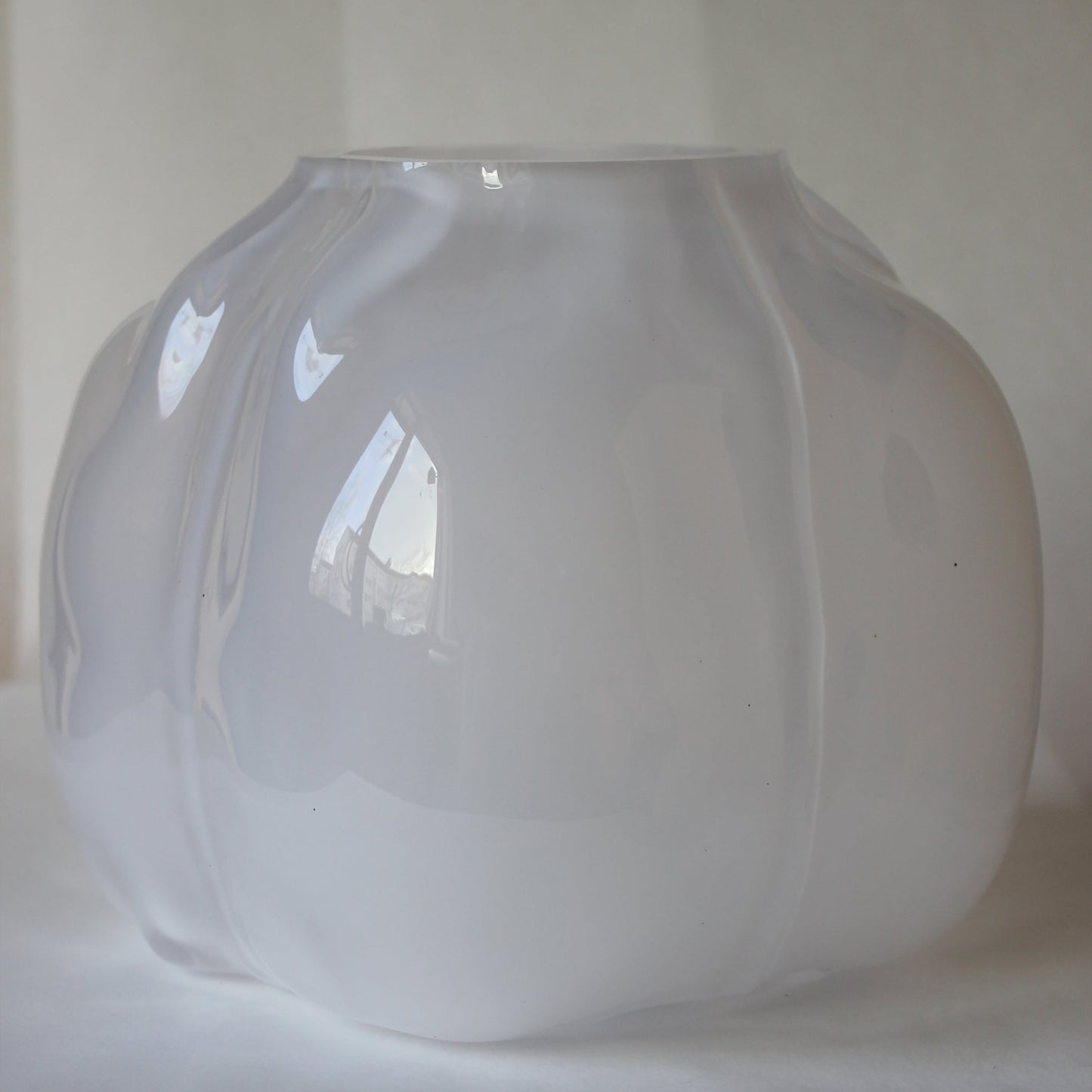 Mni - Kub (White Glass) (nr 9)  by Martin Inostroza