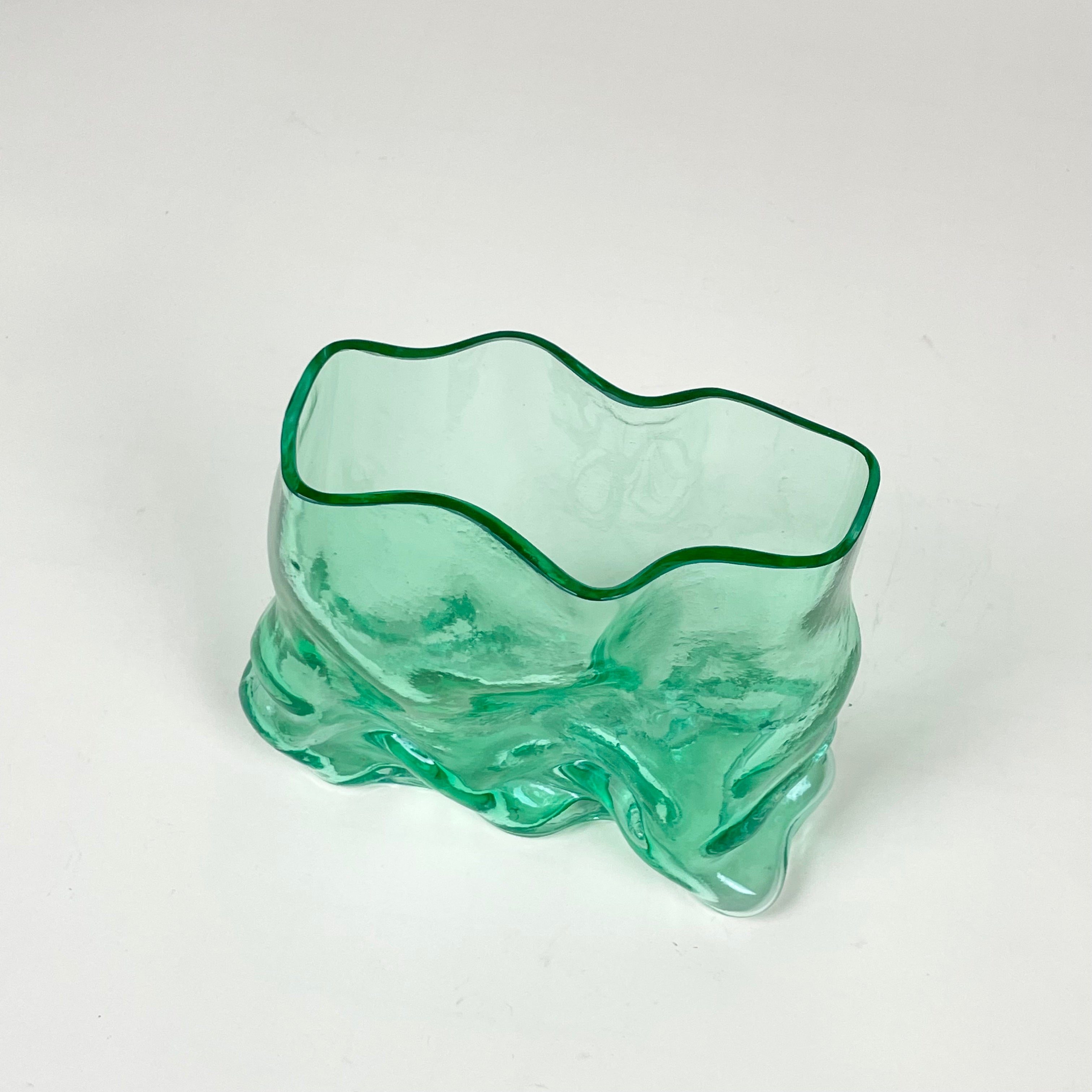Glass vase by Lisa Reiser – Arranging Things