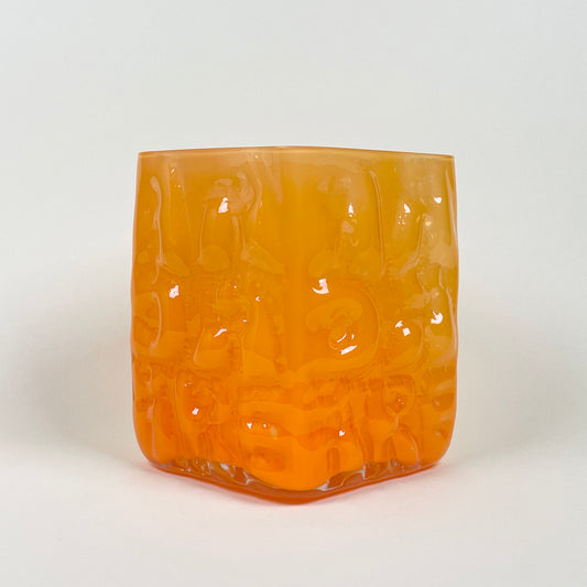 Orange vase "AADÄÄRE" by Studio Reiser