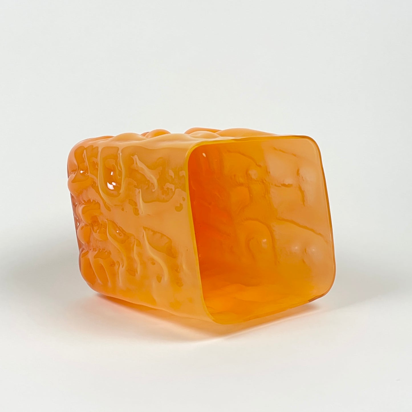 Orange vase "AADÄÄRE" by Studio Reiser