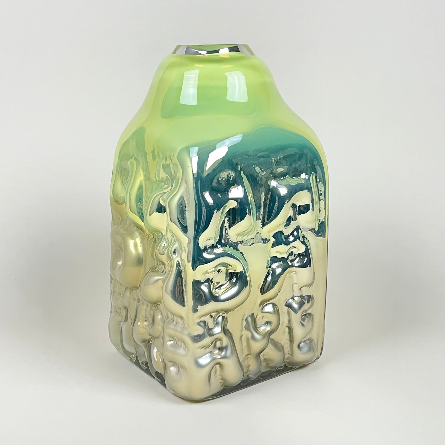 Yellow/sand silver vase "AADÄÄRE" by Studio Reiser