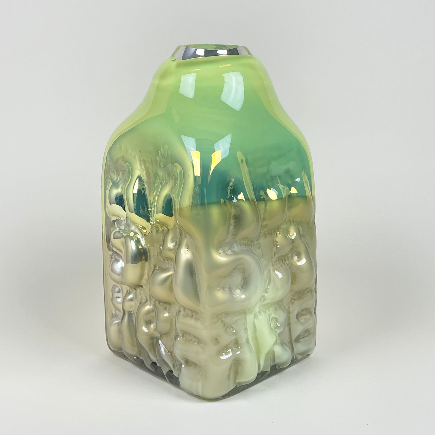 Yellow/sand silver vase "AADÄÄRE" by Studio Reiser