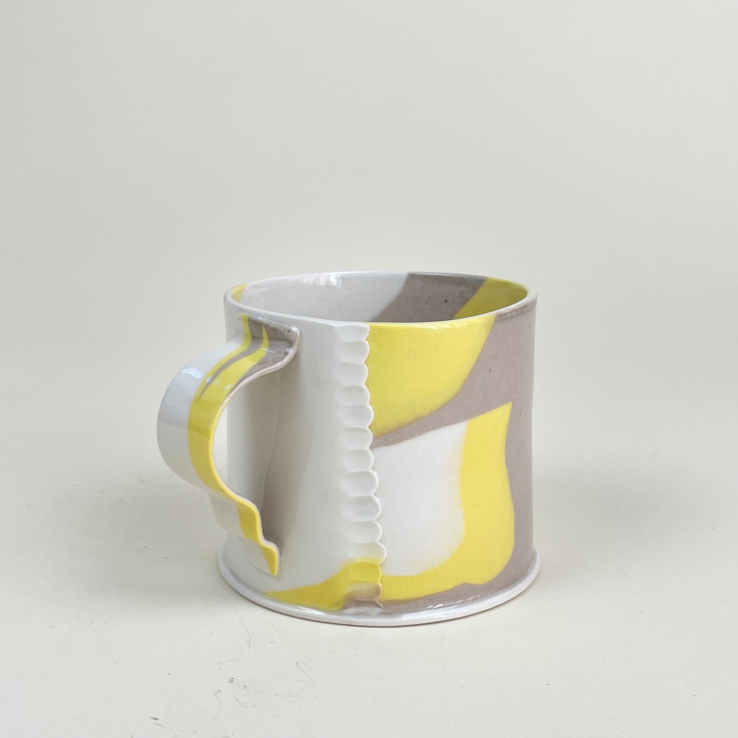 Ceramic mug by Emma Berzén (cream yellow brown)