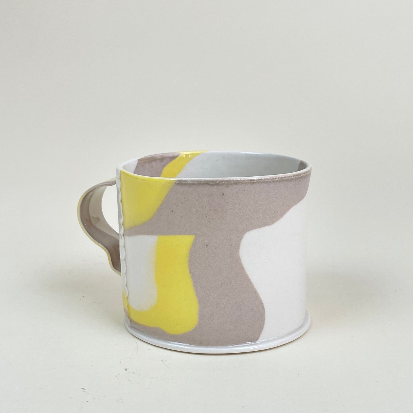 Ceramic mug by Emma Berzén (cream yellow brown)