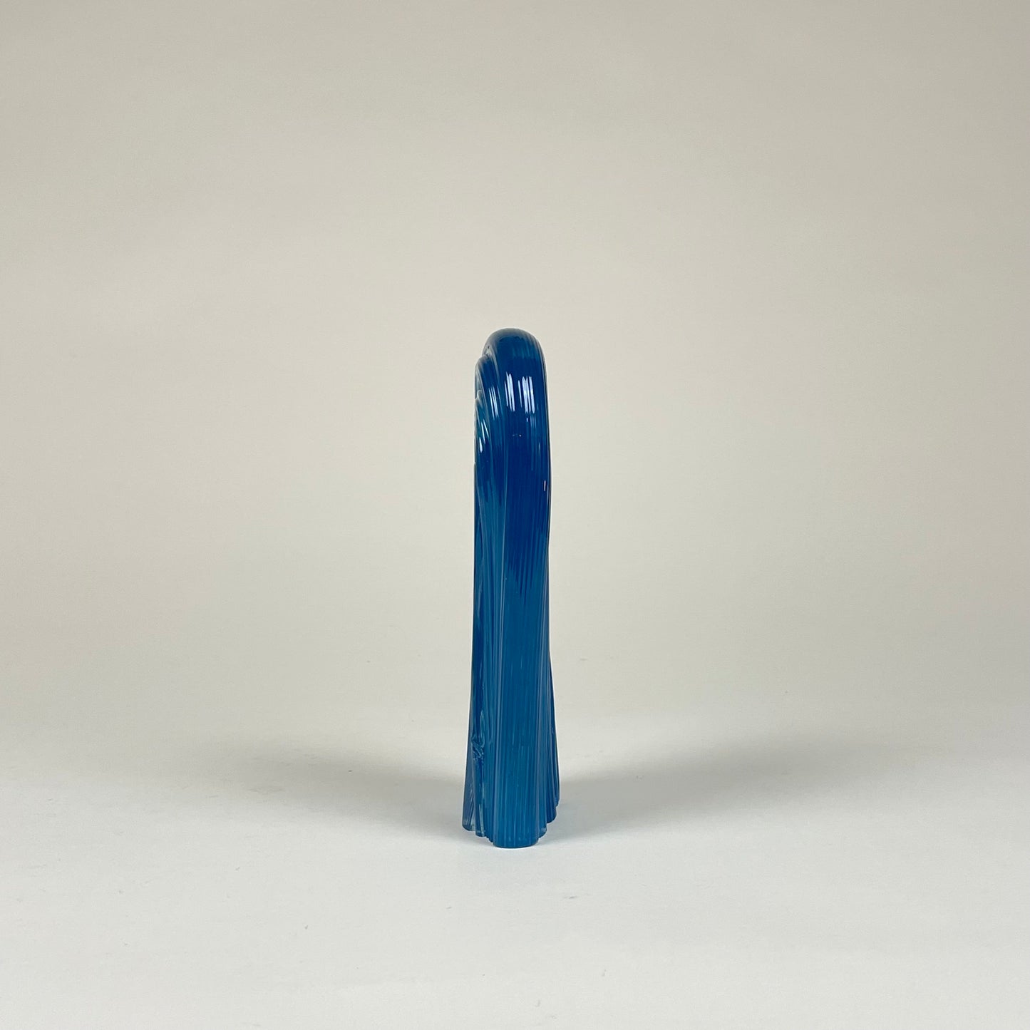 Blue scribble by glass sculpture by Rasmus Nossbring