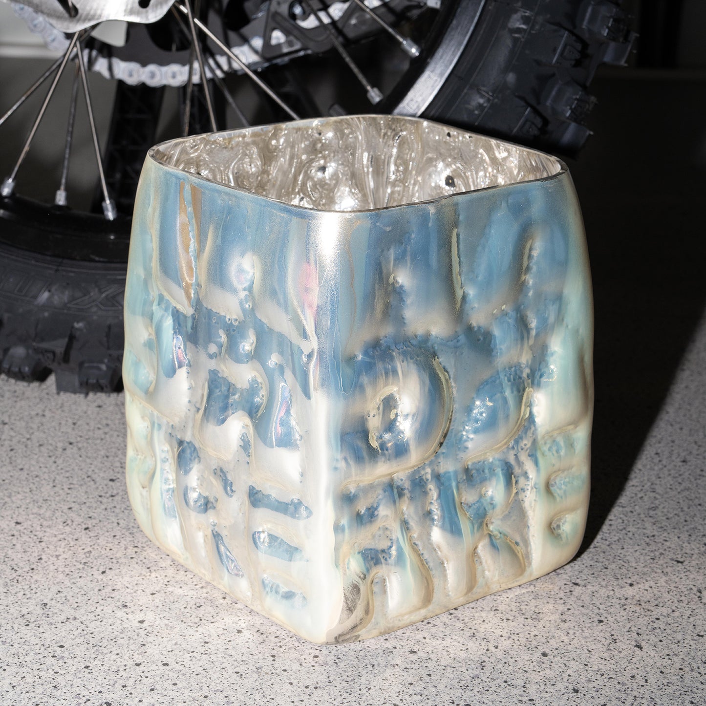 Silver vase "AADÄÄRE" by Studio Reiser